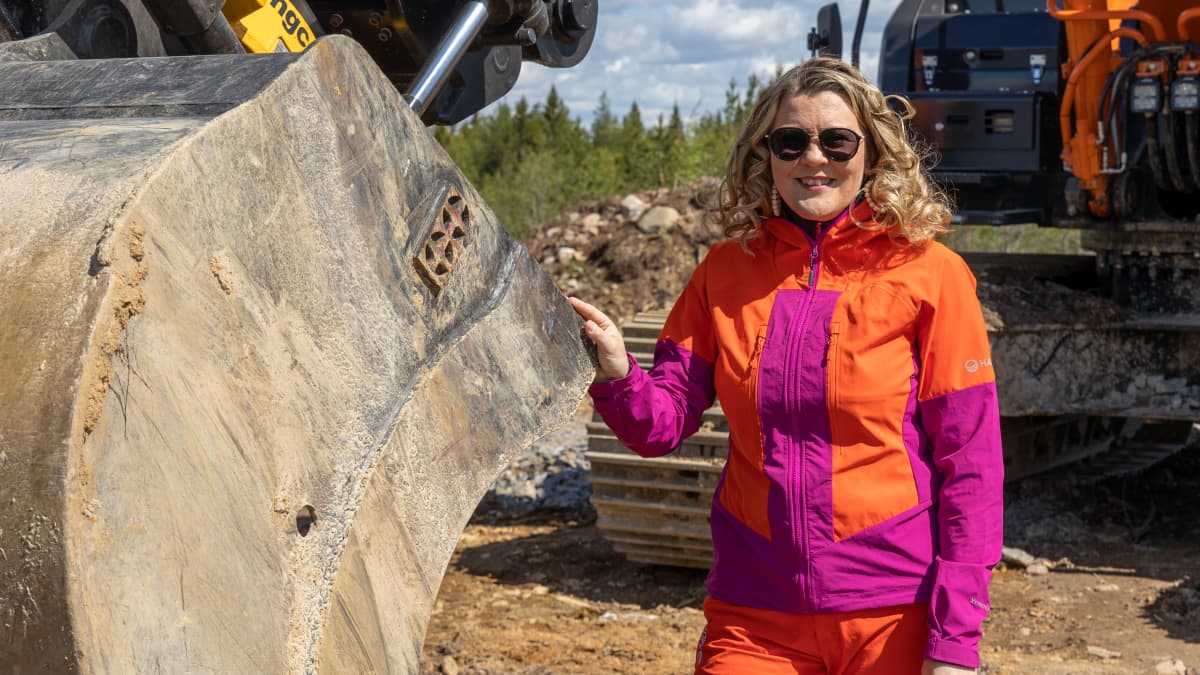 Kyyjärven kunnanjohtaja Tiina Pelkonen tutustuu tulevan tuulivoimapuiston työmaahan.