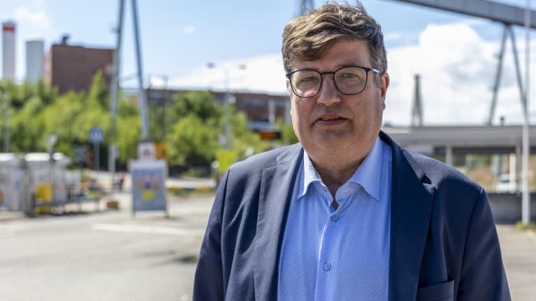 Arto Satonen Stora Enson Sunilan tehtaan edustalla.