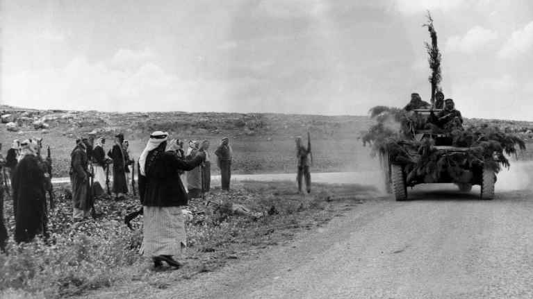 Arabisotilaat tukkivat Jerusalemin ja Tel Avivin välisen tien toukokuun lopussa 1948.