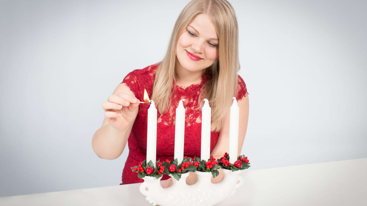 The first Advent candle is lit on the first Advent Sunday. Photo: Kirkko image bank / Markku Pihlaja