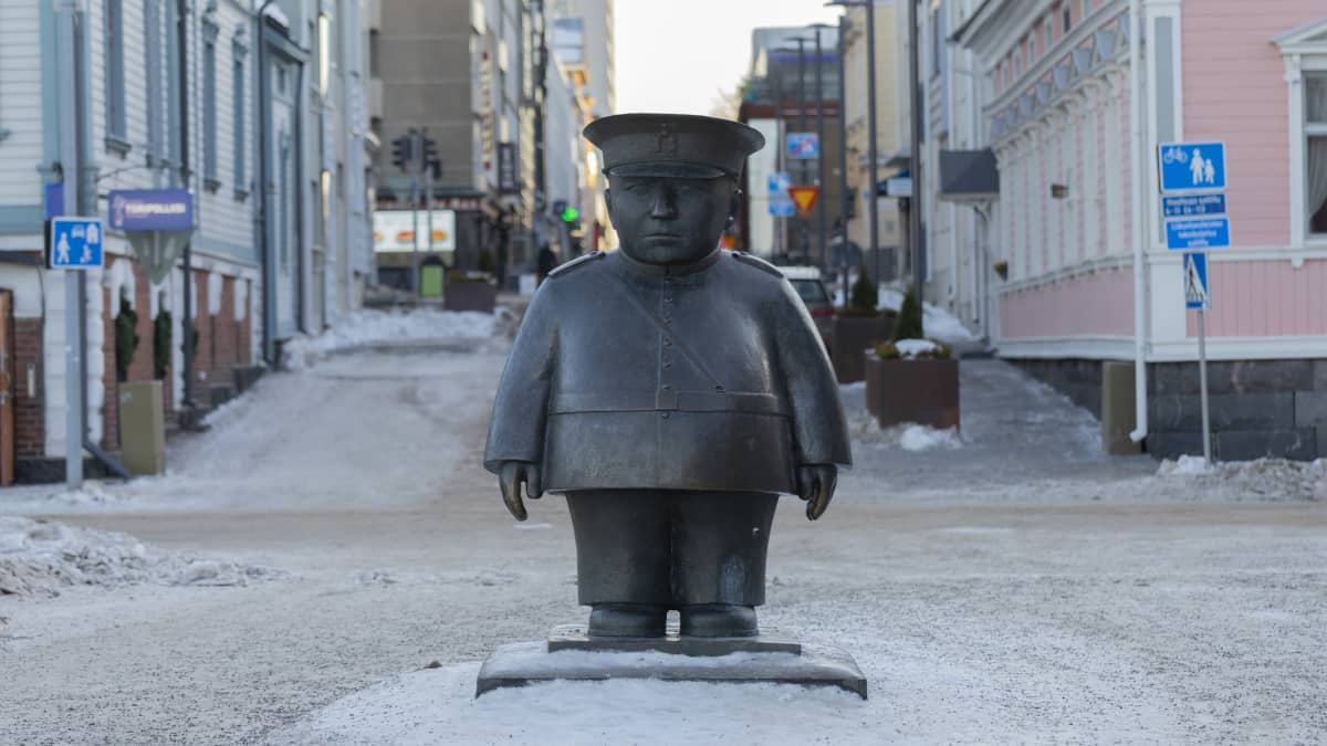 Toripolliisi-patsas Oulun kauppatorilla