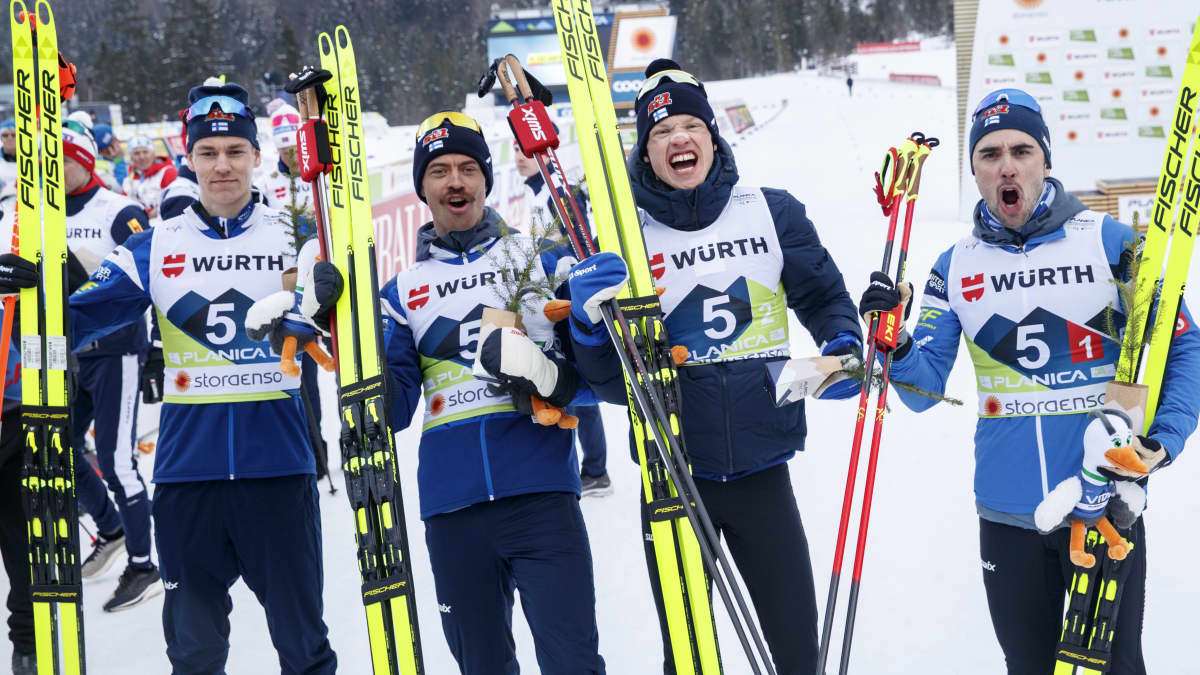 Niko Anttola, Perttu Hyvärinen, Iivo Niskanen ja Ristomatti Hakola tuulettavat MM-hopeaa.