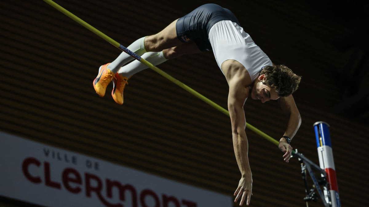 Armand Duplantis ylittämässä maailmanennätyskorkeutta.