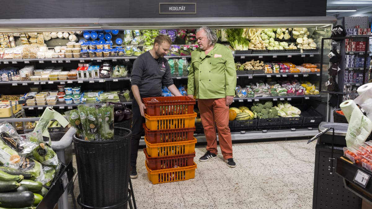 Viljelijä ja kauppias keskustelevat kaupan käytävällä.