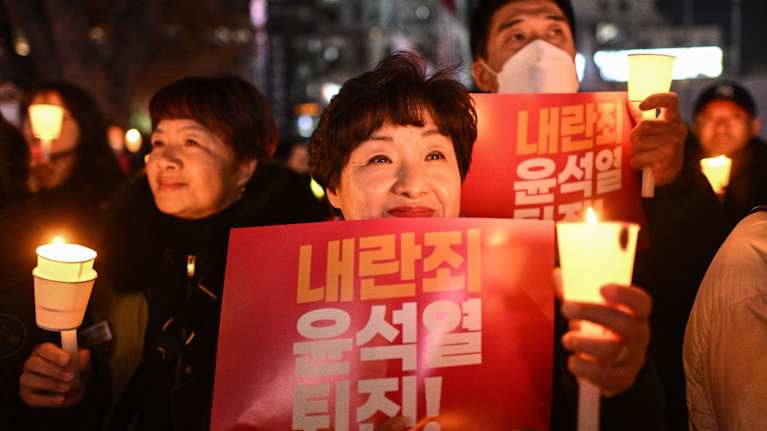 Demonstranter ute på gatan på kvällen. 