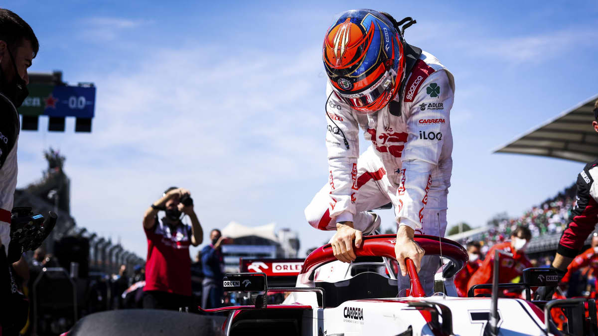 Kimi Räikkönen kliver ut ur sin bil.