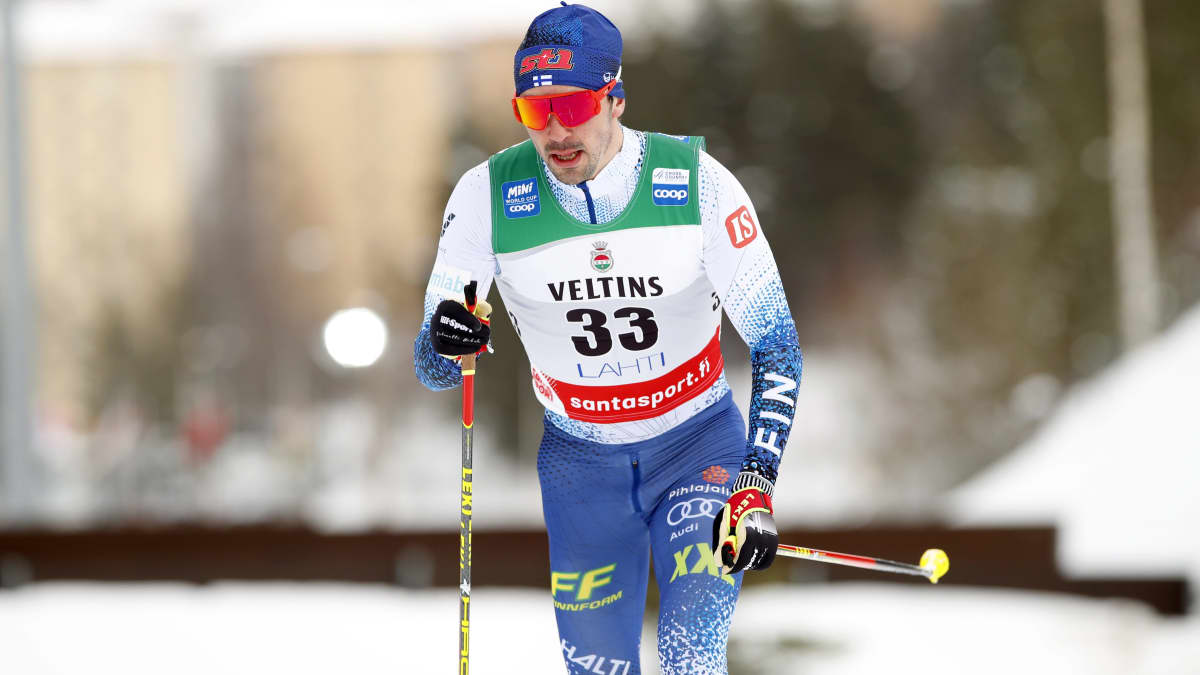 Ristomatti Hakola miesten 15 kilometrin kisassa Salpausselällä 27.2.2022.