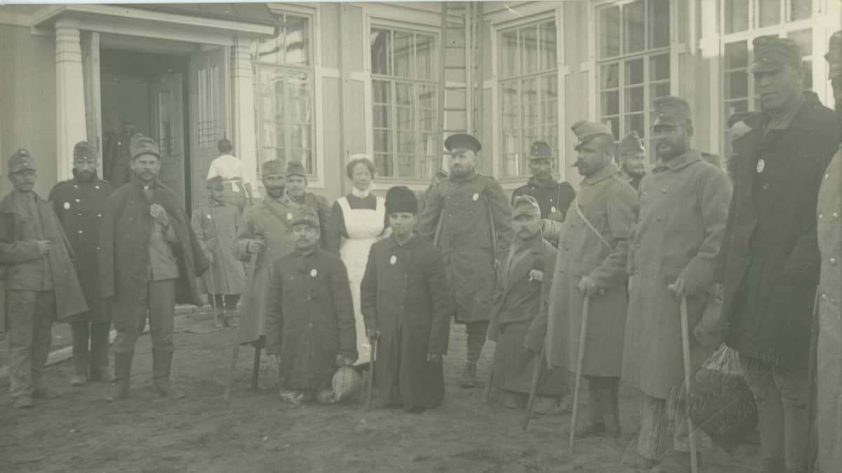 Saksalaisia ja itävaltaisia sotainvalideja Tornion kansakoulun edessä ensimmäisen maailmansodan aikaan.