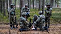 Reserviläisiä kokoontuneena metsään Karelian Spear 24 -harjoituksessa.