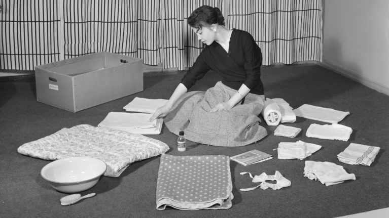 The maternity package has been distributed to parents for almost 90 years. In many families, the enamel pot is still in use. Today, the dish is not included in the package. Photo: UA Saarinen / JOKA / Museum Agency