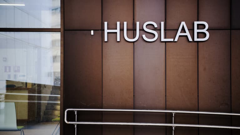 Huslab-laboratorion kyltti seinällä.