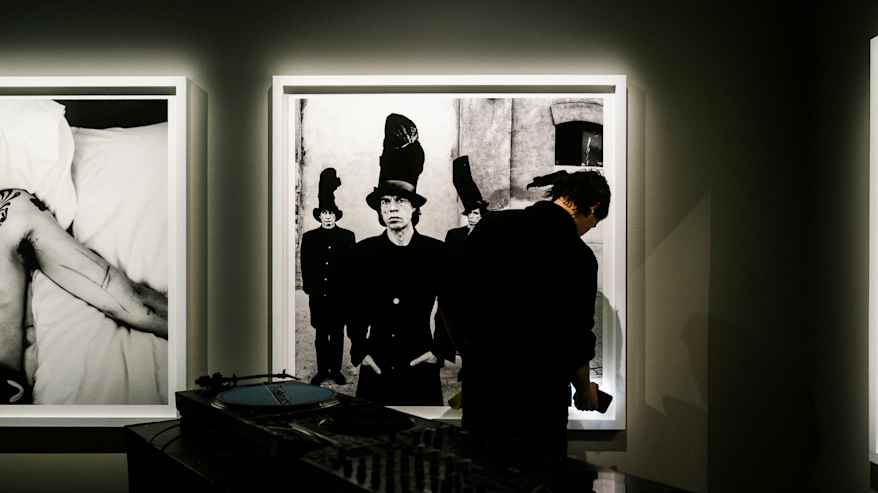 Henkiro Tarkista Galerian Seinalla Oleva Teosta Puhelimensa Varossa.