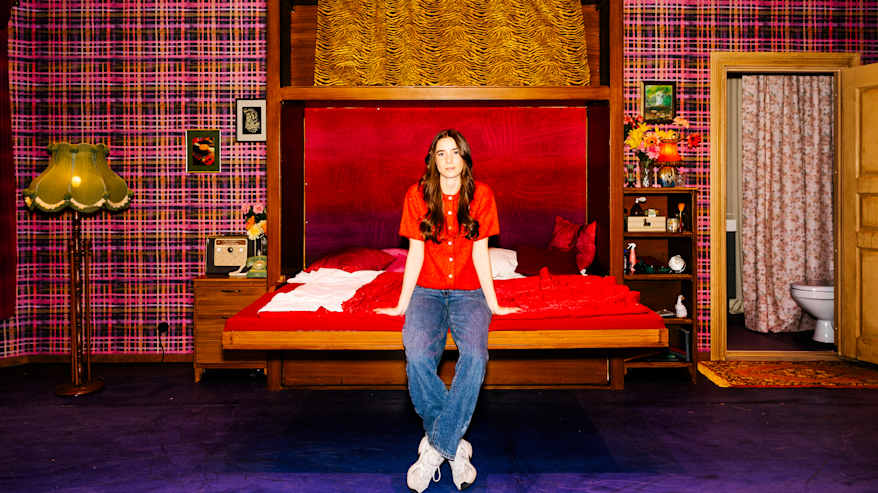 Henkilö pukeutuneena punaiseen neuleeseen.