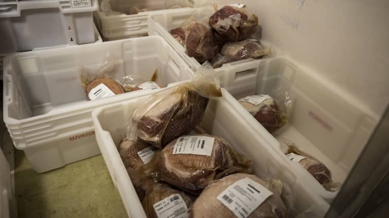 Joulukinkkuja laatikoissa Ollikkalan tilalla