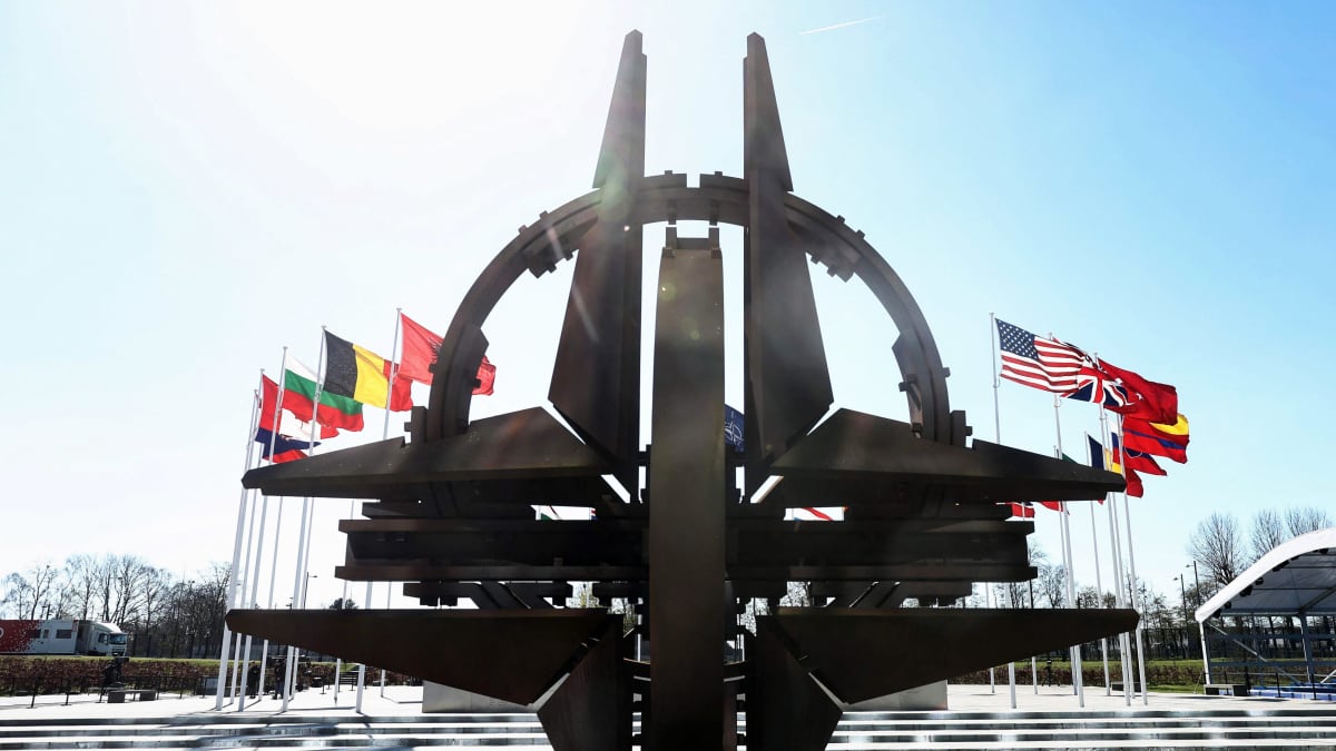 Eri maiden liput liehuvat Naton pääkonttorin edustalla.