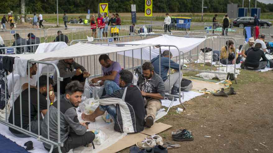 Turvapaikanhakijoita istumassa vastaanottokeskuksen pihalla Hollannissa Ter Apelissa.
