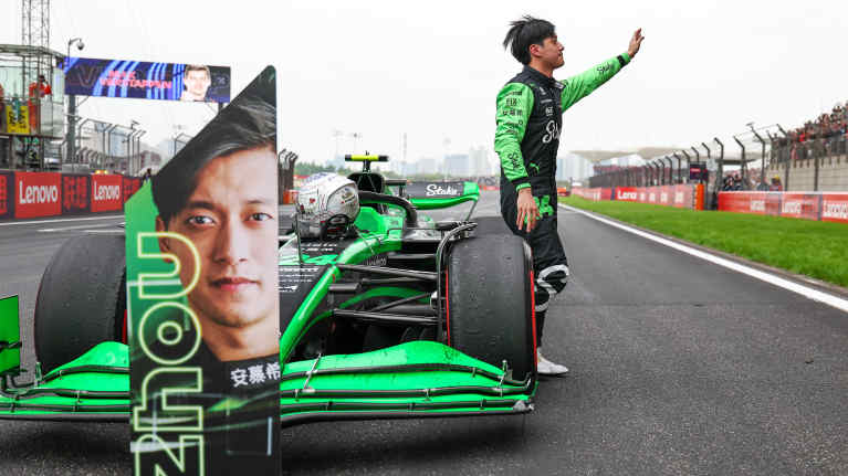 Guanyu Zhou tervehti yleisöä Kiinan GP:n jälkeen.