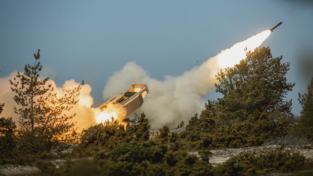 Raketti on juuri lähtenyt lentoon raketinheittimestä Viron Saarenmaalla katajien välissä.