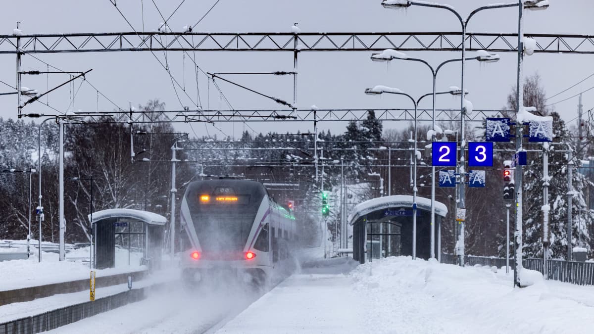 Juna menossa kohti Helsinkiä Espoon keskuksesta.