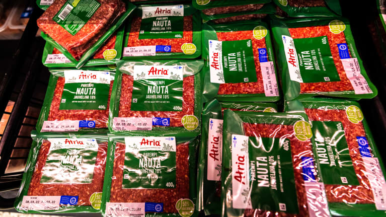 Atrias köttfärsförpackningar i en kyldisk.