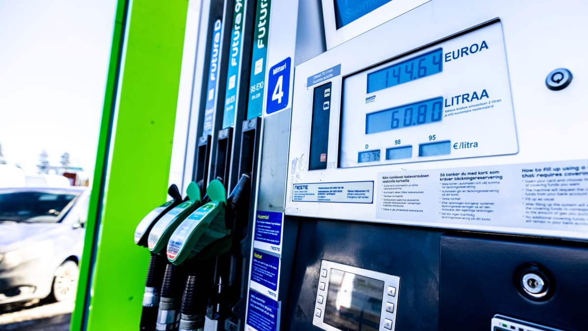 Tankkauspisteen näyttö jossa näkyy että 60,80 litraa dieseliä maksoi 144,64 euroa.
