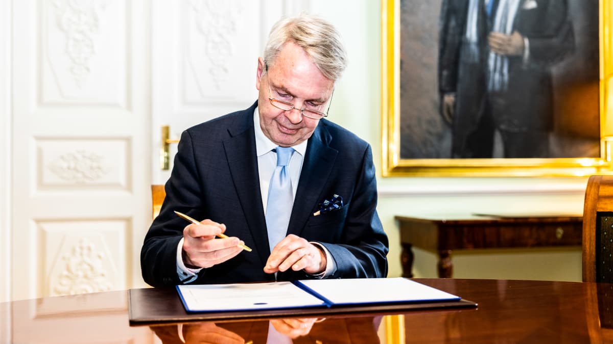 Ulkoministeri Pekka Haavisto allekirjoitti Suomen Nato-hakemuksen toukokuussa 2022. Kuva: Henrietta Hassinen / Yle