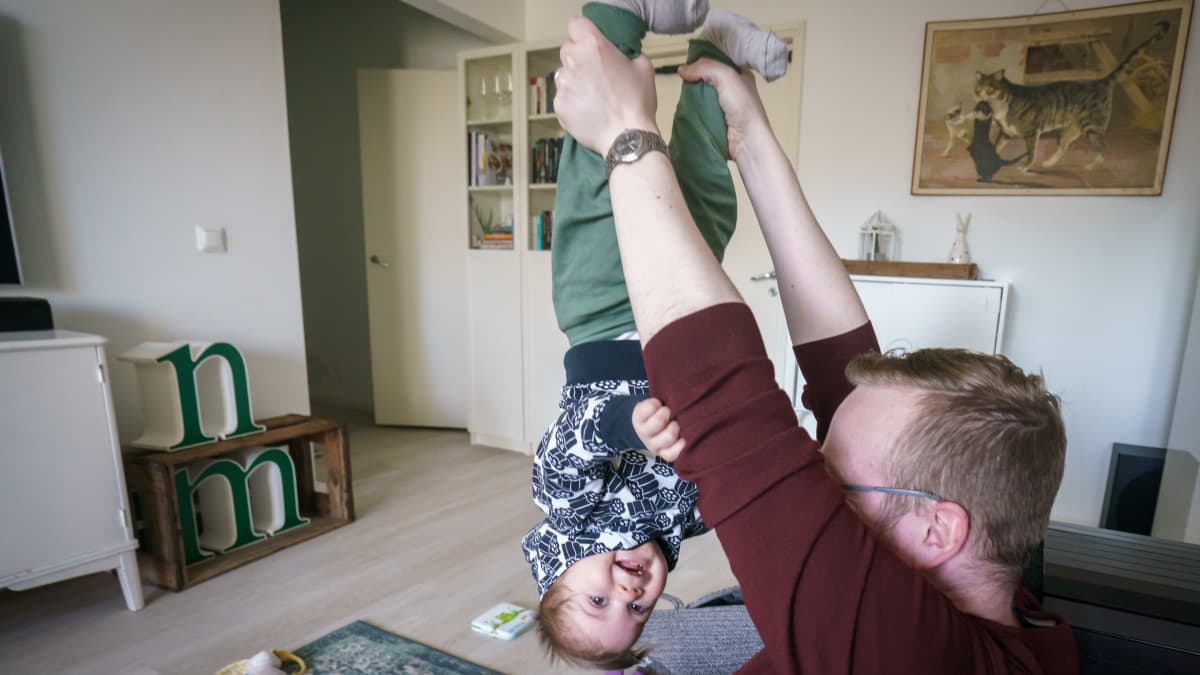 Miko Eklöf roikuttaa jaloista ylösalaisin tytärtään Ainoa.