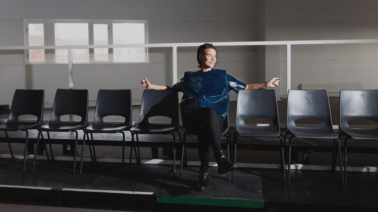 Emilia Kokko tyhjän esitystilan katsomossa ennen ensi-iltaa.