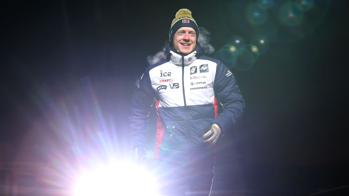 Johannes Thingnes Bö hymyilee palkintojenjaossa.