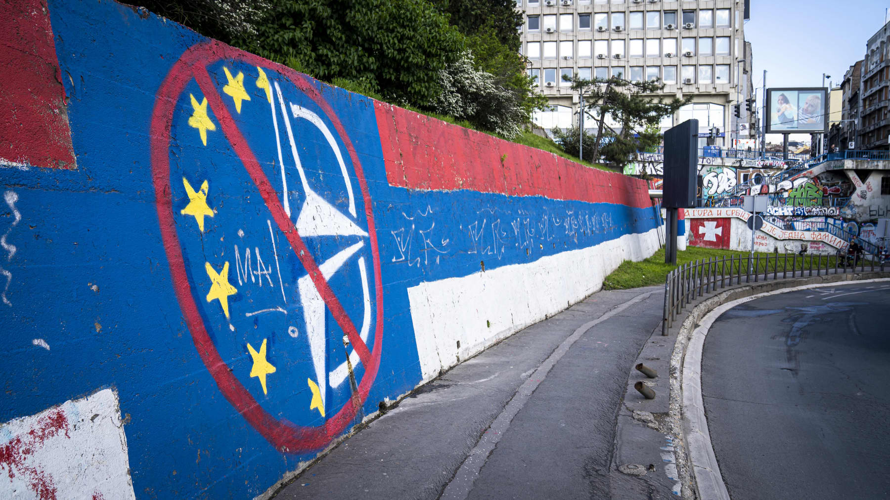 EU:n ja Naton vastainen graffitti Serbian Belgradissa 25. huhtikuuta 2023.