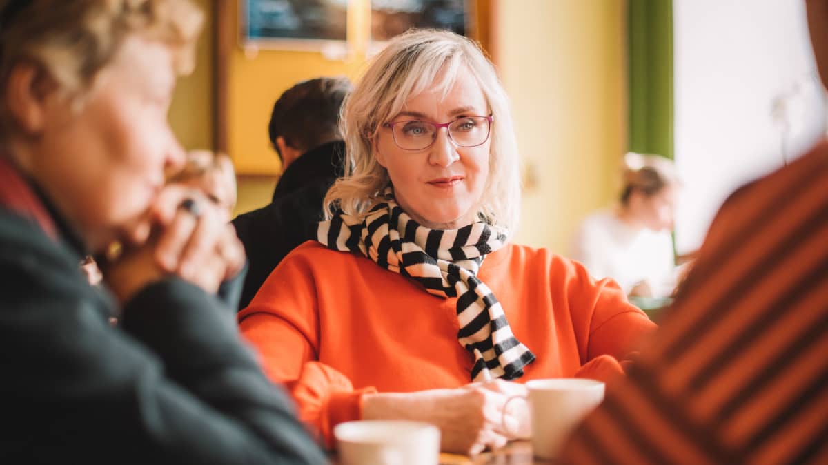 Radiotoimittaja Olga Ketonen kahvipöydässä.