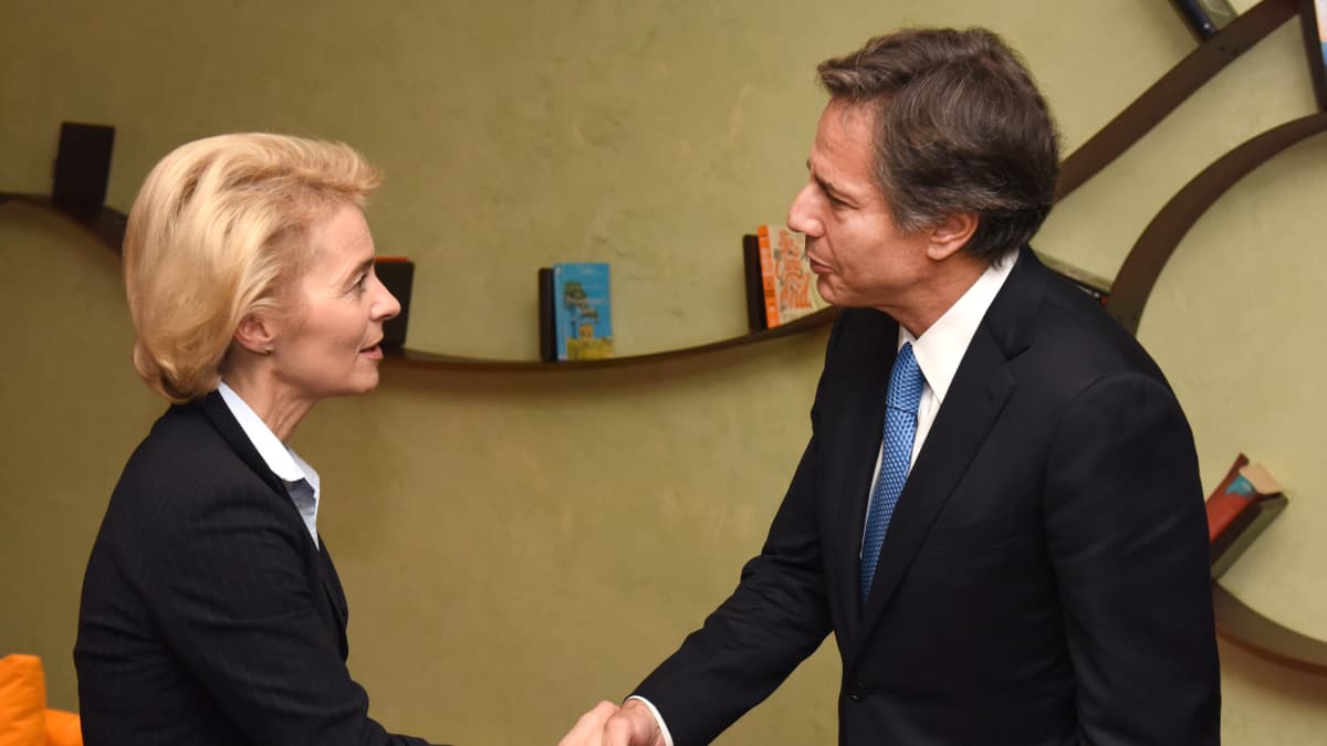 Ursula von der Leyen ja Antony Blinken kättelevät