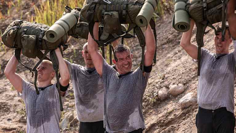 Elias Kaskinen, Tom Packalen, Sami Jauhojärvi harmaissa kastuneissa t-paidoissa, pitävät virheitä rinkkoja päänsä päällä.