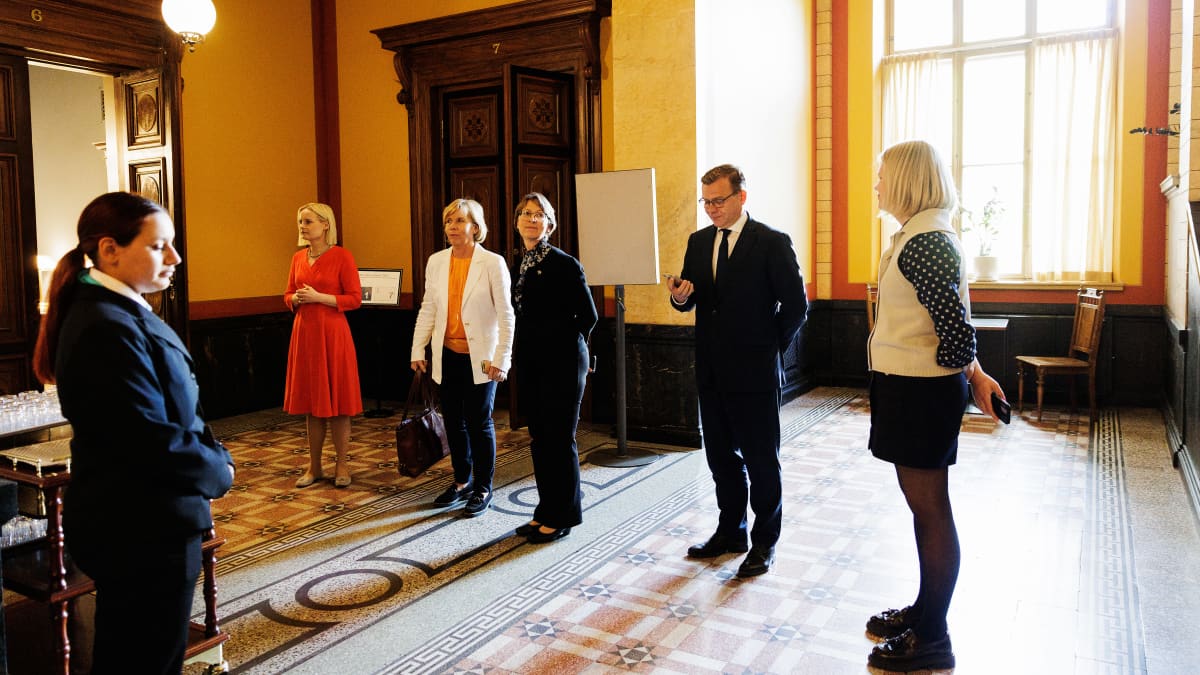 Anna-Maja Henriksson, Petteri Orpo, Riikka Purra ja Sari Essayah pitivät tiedotustilaisuuden Säätytalolla illalla.