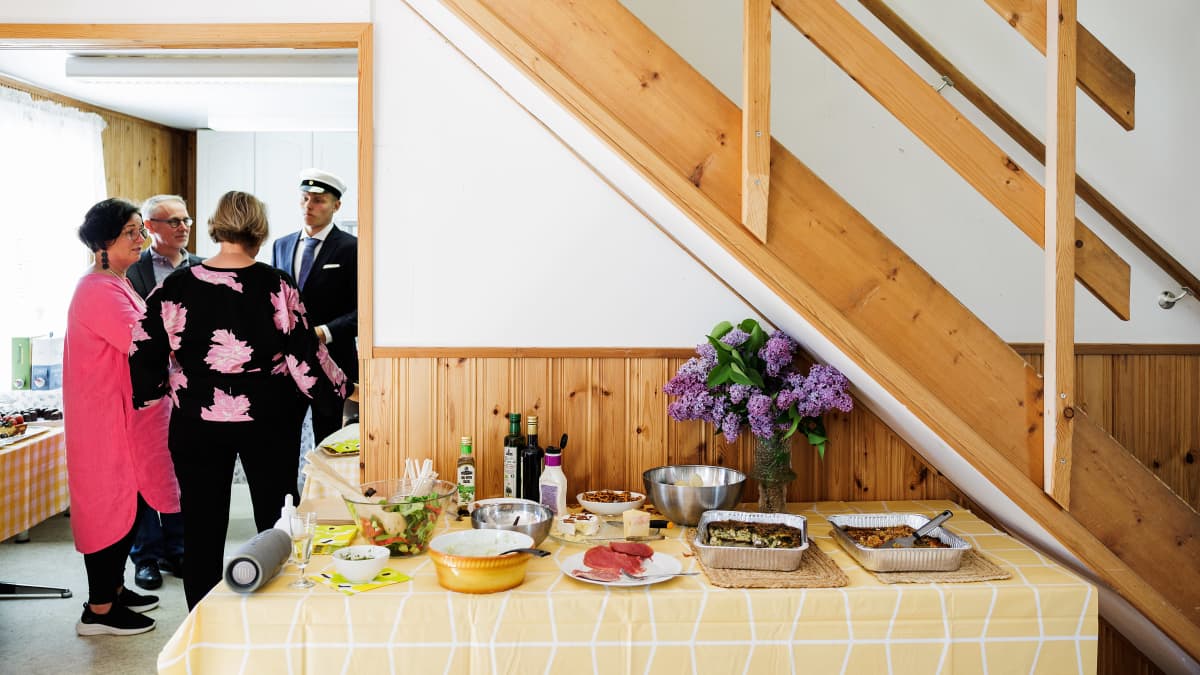 Urho Helenius juhli ylioppilakkiaan sukunsa ja perheensä kanssa Talin siirtolapuutarhan kerhotalolla.