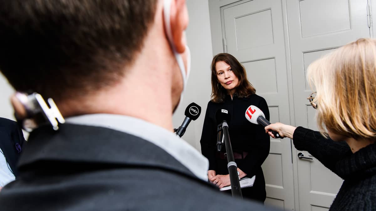 Sovittalulautakunnan puheenjohtaja Elina Pylkkänen puhui medialle.