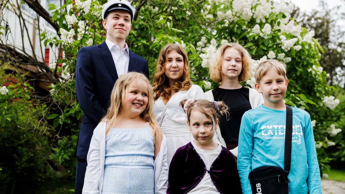 Joonas Lehtimäki juhli ylioppilakkiaan sukunsa ja perheensä kanssa isovanhempiensa luona Paloheinässä.