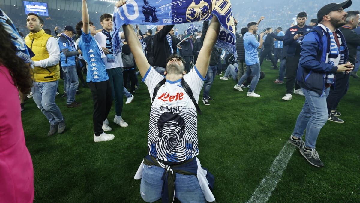 Napolin fani juhlii mestaruutta.