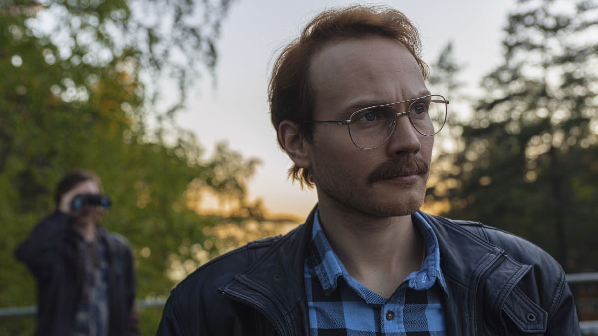Elias Salonen esittää Ilpo Larhaa sarjassa Piiritys.
