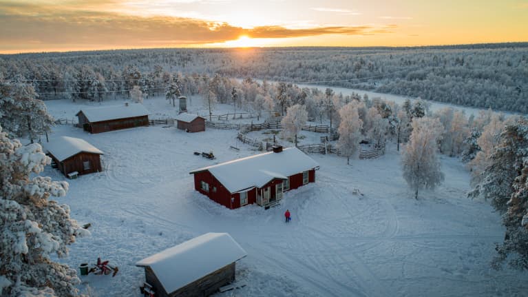 Anni Äärelän, 86-vuotiaan saamelaisáhkkun kotipiiri Repojoella Inarissa. Talvinen maisema otettu ylhäältä.