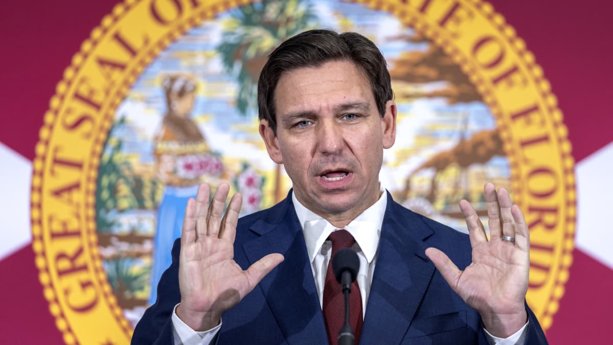 Ron DeSantis puhuu tiedotustilaisuudessa.