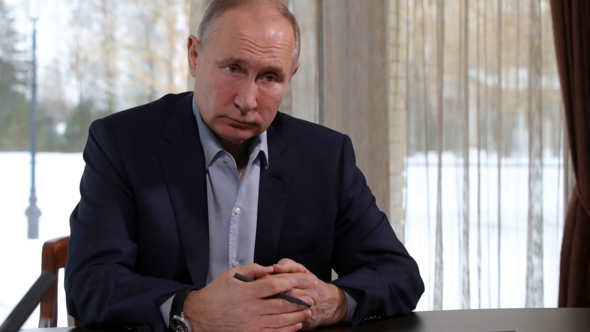 Putin istuu pöydän ääressä