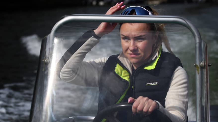 Rebecca Ehrnrooth kör båt i Porkala.