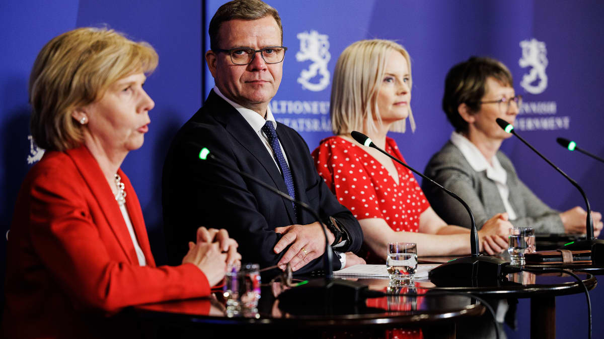 Anna-Maja Henriksson, Petteri Orpo, Riikka Purra ja Sari Essayah pitivät tiedotustilaisuudessa Säätytalolla.