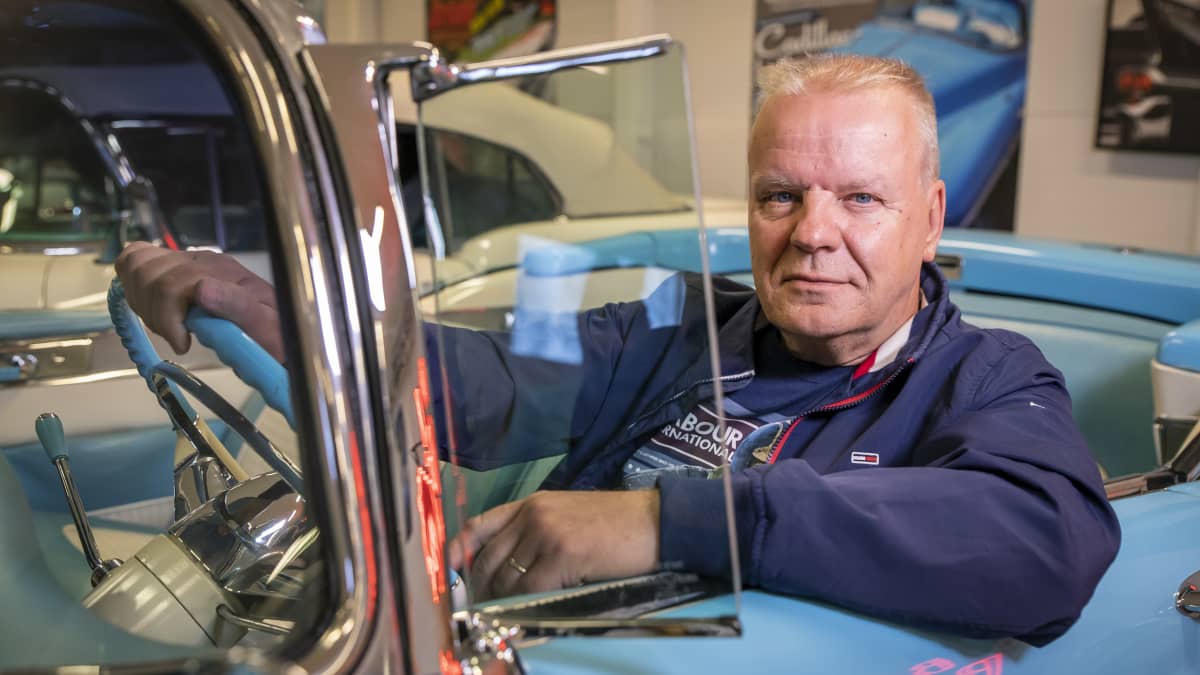 Veli-Matti Mäkinen istuu avonaisen Cadillac Eldoradon ohjaamossa. 