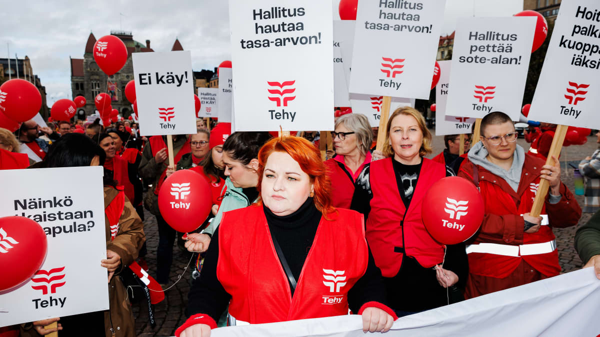 Esimerkiksi ammattilitto Tehy vastustaa hallituksen politiikkaa. Kuva: Silja Viitala / Yle