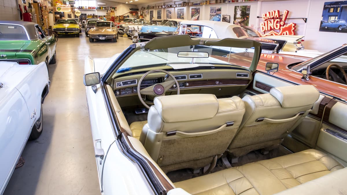 Vuoden 1976 Cadillac Eldorado -avoauto museohallissa.