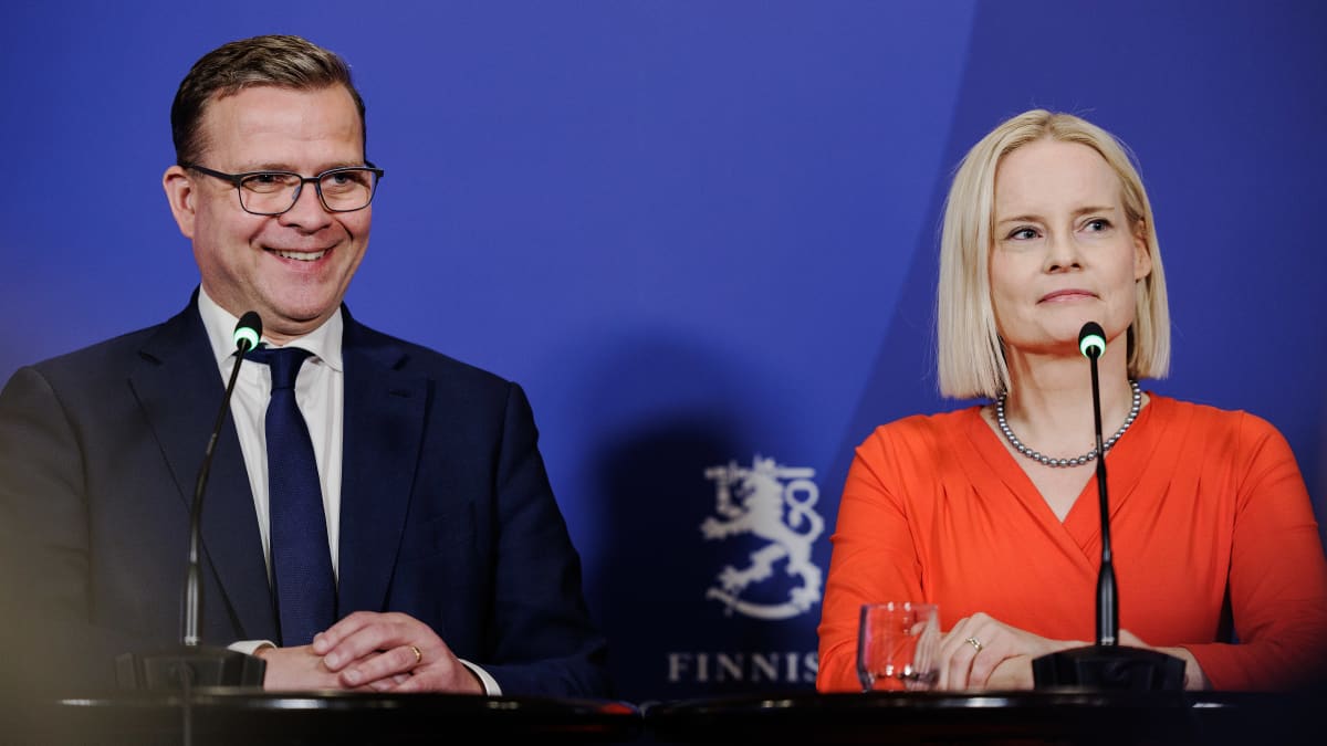 Anna-Maja Henriksson, Petteri Orpo, Riikka Purra ja Sari Essayah pitivät tiedotustilaisuuden Säätytalolla illalla.