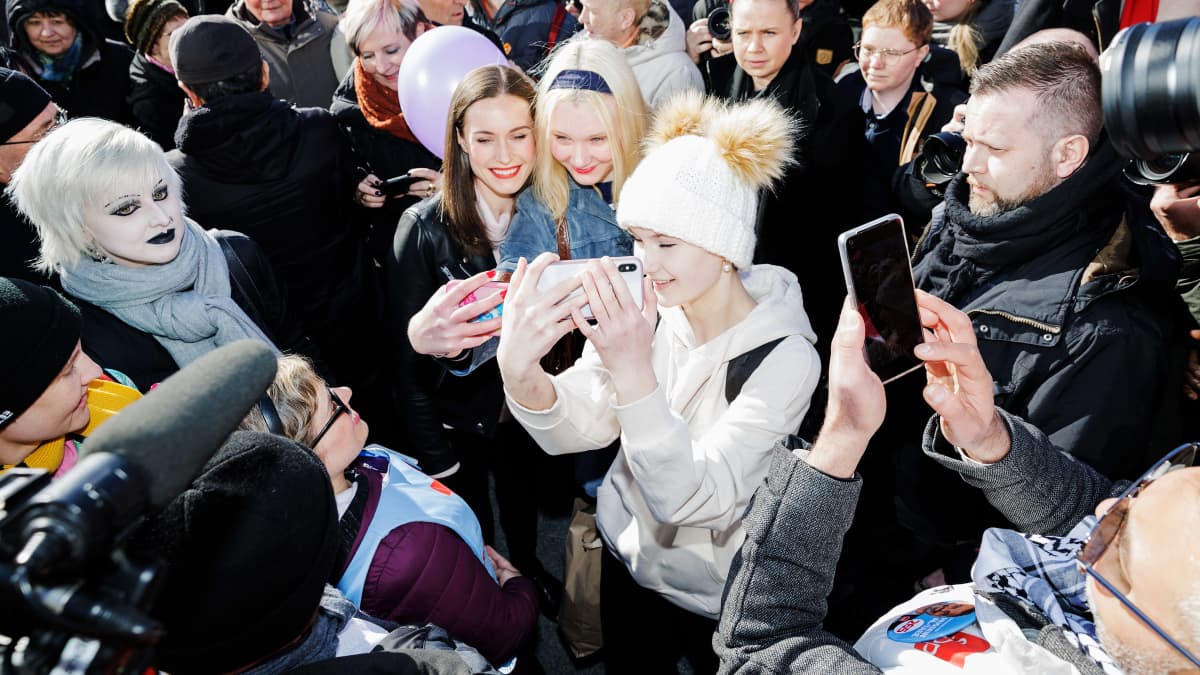 Pääministeri Sanna Marin puhui yleisölle SDP:n vaalitapahtumassa.