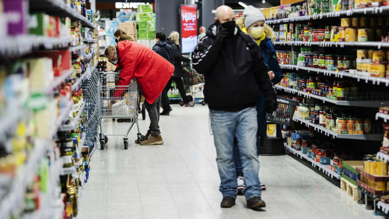 Kauppakeskus Mall of Triplan Prismassa tehtiin ostoksia perjantaina 4. maaliskuuta.